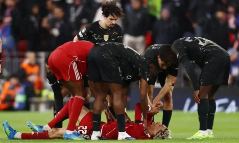Ekitike sofre lesão em jogo do Liverpool contra o Paris St Germain
14 de abril de 2026      Action Images via Reuters/Lee Smith
