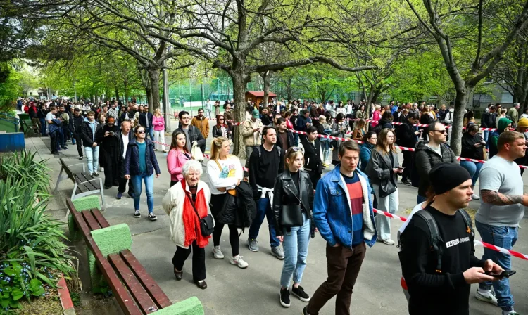 People wait in queue to vote outside a polling station during the Hungarian parliamentary election in Budapest, Hungary, April 12, 2026. REUTERS/Elisabeth Mandl