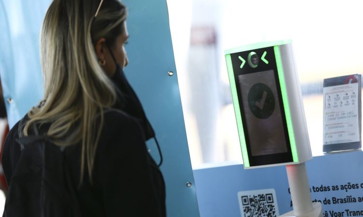 Passageiros testam o Embarque + Seguro, programa de reconhecimento facial para embarque em aeroportos.