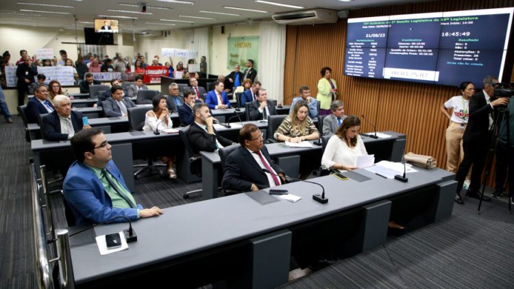 Enfermeiros lotaram as galerias da Câmara para protestar contra aprovação de projeto / Foto: Elpídio Júnior / CMN