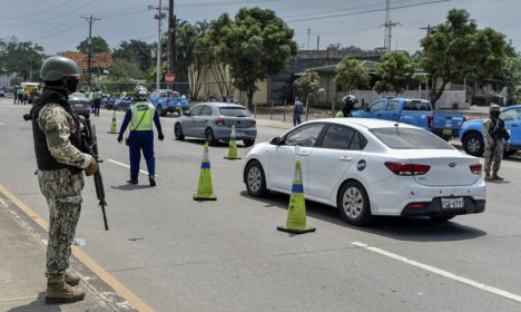 Security forces members man a checkpoint amid the ongoing wave of violence around the nation, in Guayaquil, Ecuador, January 10, 2024. REUTERS/Vicente Gaibor del Pino