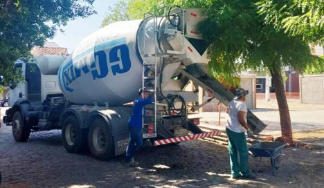 Equipes da empresa que faz a reforma começaram a concretar o piso da praça - (Foto: Isaac Wendel)