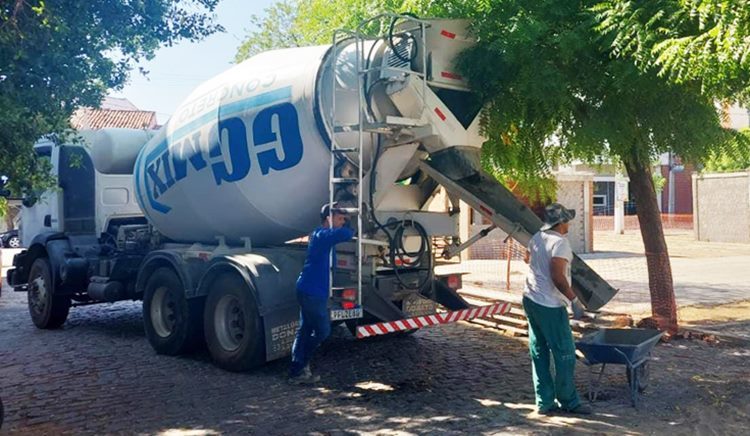 Equipes da empresa que faz a reforma começaram a concretar o piso da praça - (Foto: Isaac Wendel)