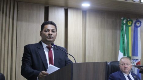 Prefeito Eraldo na leitura da mensagem. Foto: Reprodução