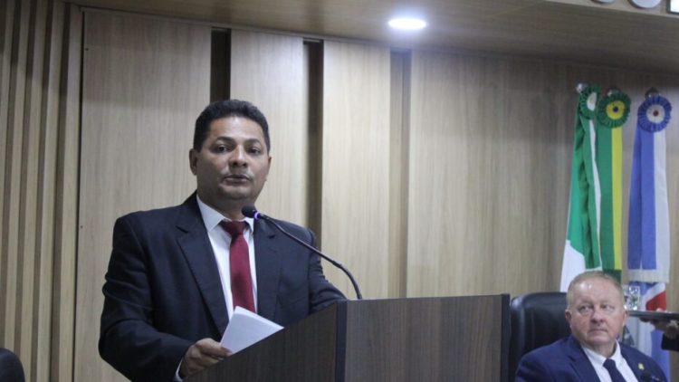 Prefeito Eraldo na leitura da mensagem. Foto: Reprodução