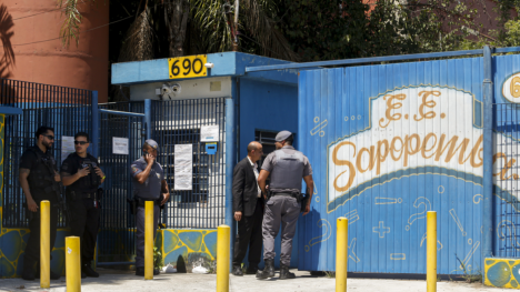 Policiais constatando violência nas escolas. Foto: Paulo Pinto/Agência Brasil.