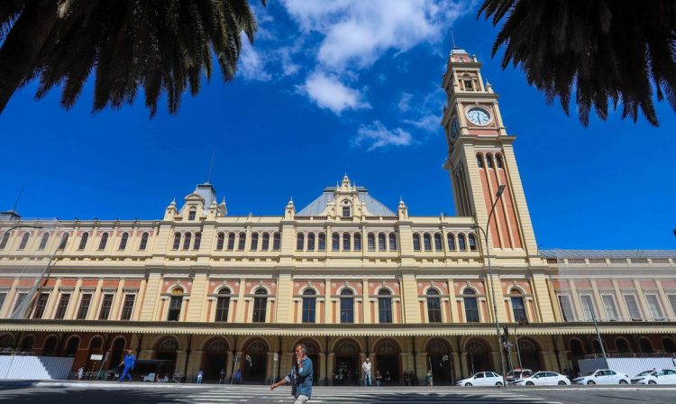 A Estação da Luz é uma das mais importantes estações ferroviárias da cidade de São Paulo, projeto foi feito por Charles Henry Driver, um arquiteto britânico conhecido por projetos em estações ferroviárias.