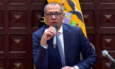 O ex-vice-presidente do Equador Jorge Glas regressou à prisão na cidade de Guayaquil após receber alta do hospital nesta terça-feira e se encontra com um estado de saúde aceitável, informou a agência penitenciária SNAI.
Fotos: Reuters