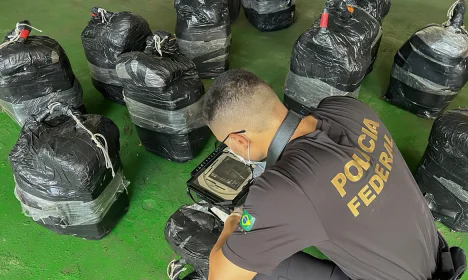 Espírito Santo - 06/11/2023,  Polícia Federal e a 
ReceitaFederal, em operação conjunta realizaram uma varredura em um navio atracado no Porto de Vitória/ES e apreenderam mais de uma tonelada de cocaína. Foto: Polícia Federal/Divulgação