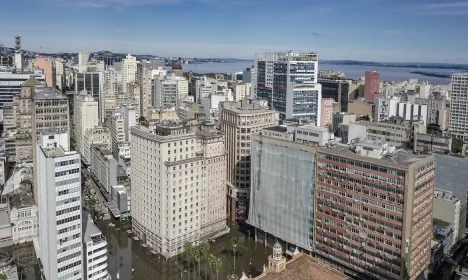 Porto Alegre (RS), 17/05/2024 – CHUVAS RS- ENCHENTES-DRONE -  Centro histórico de Porto Alegre permanece alagado devido as fortes chuvas dos últimos dias. Foto: Rafa Neddermeyer/Agência Brasil