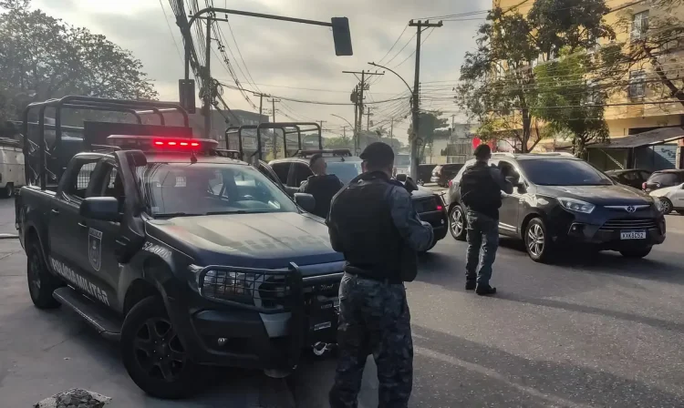 Policiais do BPChq estão posicionados em pontos estratégicos localizados no entorno do Complexo da Penha, na Zona Norte da cidade do Rio de Janeiro, dando suporte aos policiais que estão operando na região. Foto: PMERJ/Twitter