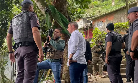 Secretário da Segurança Pública, Derrite, Delegado Geral, Dr. Artur Dian e Comandante Geral da PM, Coronel Cássio, participam da “Operação Escudo”, no Guarujá. Foto: Polícia Civil de SP/Twitter