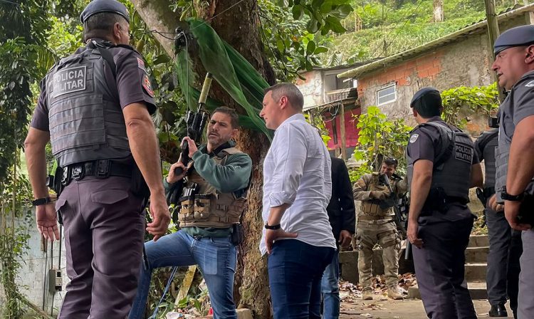 Secretário da Segurança Pública, Derrite, Delegado Geral, Dr. Artur Dian e Comandante Geral da PM, Coronel Cássio, participam da “Operação Escudo”, no Guarujá. Foto: Polícia Civil de SP/Twitter