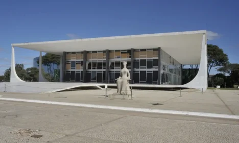 Fachada do Supremo Tribunal Federal (STF) com estátua A Justiça, de Alfredo Ceschiatti, em primeiro plano.