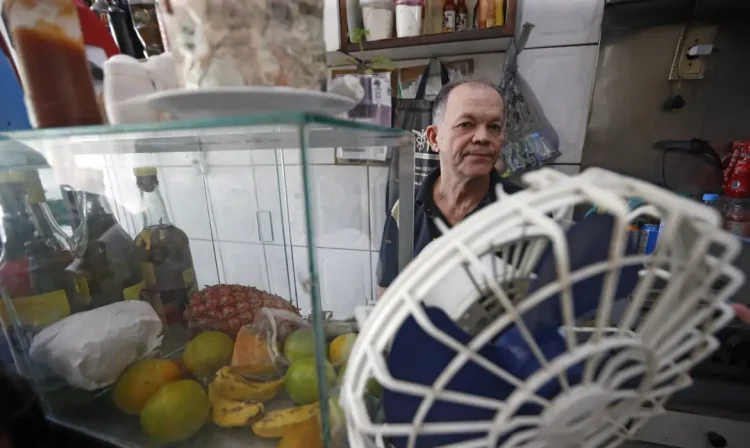 São Paulo (SP), 17/10/2024 - Comerciante Sr Ananias no seu bar na Praça Salim Farah Maluf, bairro de Santo Amaro em São Paulo, que foi afetado pela falta de energia devido as chuvas na capital. Foto: Paulo Pinto/Agência Brasil