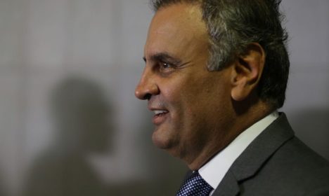 Brasília - Senador Aécio Neves (PSDB-MG) fala à imprensa após o STF aceitar denúncia da PGR contra ele, pelos crimes de corrupção passiva e obstrução de Justiça