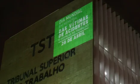 Projeção no prédio do TST lembra número de mortos em acidentes de trabalho no Brasil. A ação faz parte da campanha Abril Verde e ao Dia Mundial em Memória das Vítimas de Acidentes e Doenças do Trabalho, celebrado em 28 de abril.