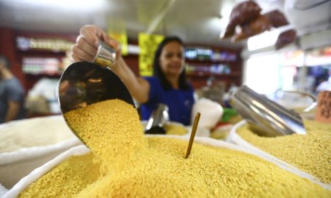 Vendedores e frequentadores na Feira da Ceilândia.