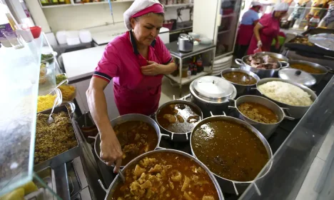 Vendedores e frequentadores na Feira da Ceilândia.