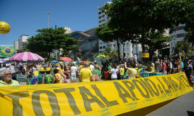 Rio de Janeiro - Manifestação em Copacabana pede fim da impunidade e do foro privilegiado e em defesa da Operação Lava Jato (Fernando Frazão/Agência Brasil)