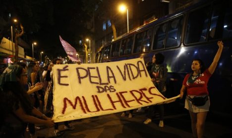 Ativistas vão às ruas do centro do Rio de Janeiro em marcha pela legalização do aborto na América Latina.