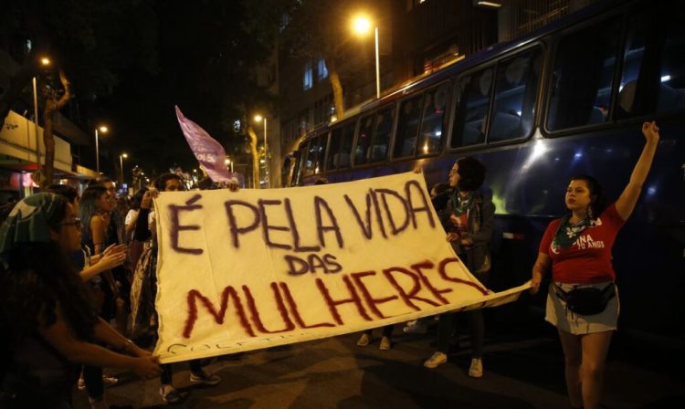 Ativistas vão às ruas do centro do Rio de Janeiro em marcha pela legalização do aborto na América Latina.