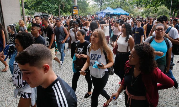 Estudantes fazem segundo dia de provas do ENEM, na UERJ