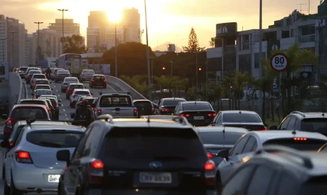 Trânsito intenso na Barra da Tijuca, no horário do rush, na ligação entre a Avenida das Américas e Avenida Armando Lombardi, no Rio de Janeiro.