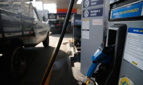 Greve de caminhoneiros causa desabastecimento de combustível em postos de gasolina da cidade de Teresópolis, na região serrana do Rio de Janeiro.