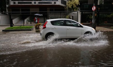 Frente fria traz tempestade, ventania e causa alagamentos no Rio de Janeiro