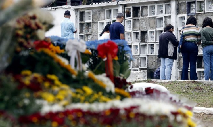 São Paulo (SP), 02/11/2023 - Movimento em Dia de Finados no Cemitério São Luiz, em São Paulo.  Foto: Paulo Pinto/Agência Brasil