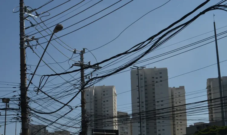 São Paulo - As agências Anatel e Aneel notificaram as operadoras Claro, Oi, TIM e Vivo para regularizarem suas instalações em postes da AES Eletropaulo.