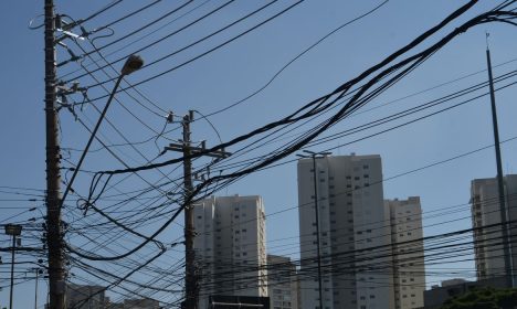 São Paulo - As agências Anatel e Aneel notificaram as operadoras Claro, Oi, TIM e Vivo para regularizarem suas instalações em postes de eletricidade da AES Eletropaulo