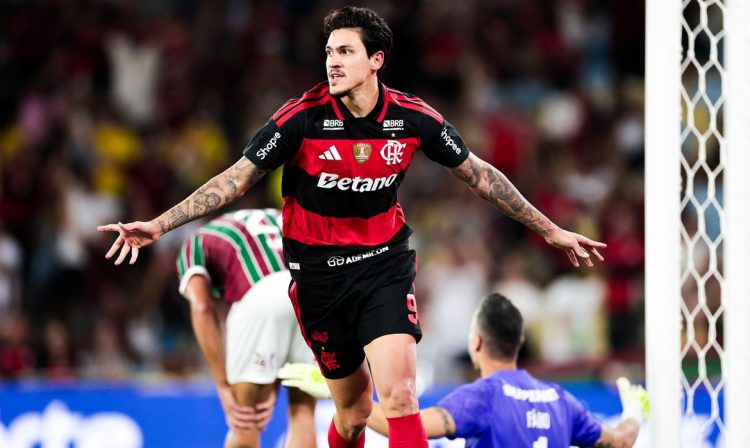 Pedro comemora gol contra o Fluminense no Maracanã