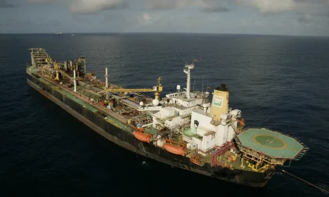 A Petrobras concluiu nesta sexta-feira (07) o leilão que vai permitir a empresa romper mais uma fronteira na indústria de exploração de petróleo. 
A Gerdau S.A. –que atua em áreas como mineração, produção de aço e reciclagem de metal – em parceria com o estaleiro Ecovix, arrematou a plataforma de exploração P-32, para que seja submetida ao processo de descomissionamento – uma forma de reciclagem da estrutura, mitigando impactos ambientais. Foto: Petrobras/Divulgação