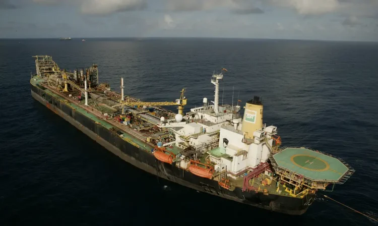 A Petrobras concluiu nesta sexta-feira (07) o leilão que vai permitir a empresa romper mais uma fronteira na indústria de exploração de petróleo. 
A Gerdau S.A. –que atua em áreas como mineração, produção de aço e reciclagem de metal – em parceria com o estaleiro Ecovix, arrematou a plataforma de exploração P-32, para que seja submetida ao processo de descomissionamento – uma forma de reciclagem da estrutura, mitigando impactos ambientais. Foto: Petrobras/Divulgação