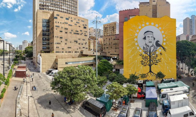São Paulo- 19.04.2026 - Ailton Krenak é homenageado com enorme empena em São Paulo. O mural está instalado no Vale do Anhangabaú . Foto: Ignacio Aronovich.
