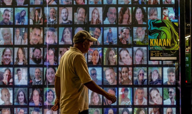 Fotos em Tel Aviv de reféns sequestrados em 7 de outubro
 31/5/2024    REUTERS/Marko Djurica