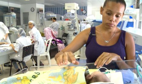 frame_47 Lucilene Guimarães Moreira, 22 anos, mãe de Cauane Vitória, que nasceu com microcefalia e precisou passar os primeiros meses de vida na UTI neonatal