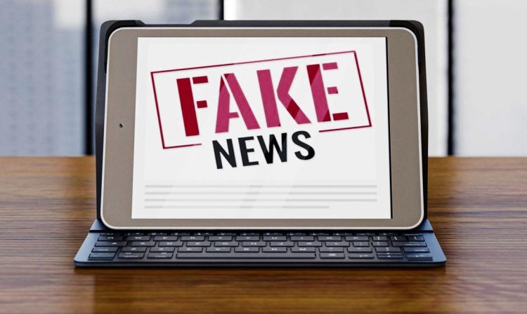 Fake News; Notícia Falsa; Celular; Notebook; Computador; Notícia - Nova onda de fake news no Brasil influencia a guerra digital. Foto: Freepik