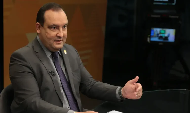 O presidente da Funai, Marcelo Xavier, participa do programa Brasil em Pauta no estúdio da TV Brasil