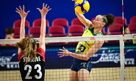 Capitã Gabi no ataque: Brasil vence Alemanha por 3 sets a 1 - 10º triunfo seguindo na Liga das Nações de Volêi Feminino, em 13/06/2024