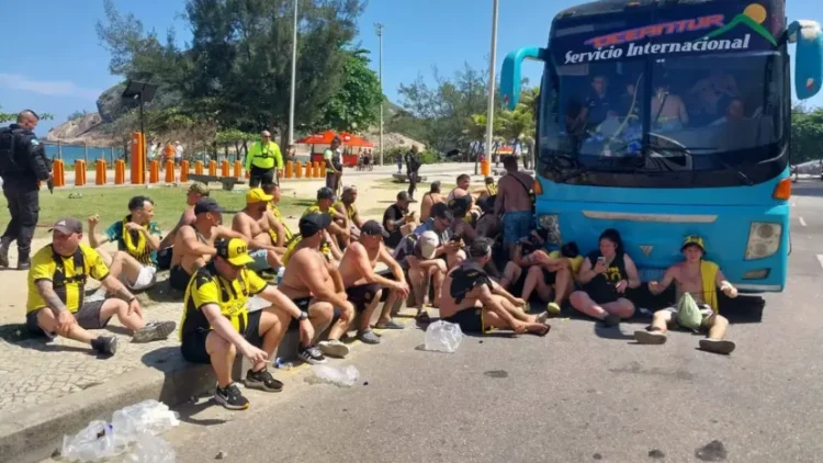 Mais de 200 torcedores do Peñarol são presos por confusão no Rio