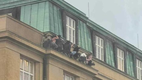 Grupo que seria de estudantes escondidos do atirador em um parapeito de um prédio / Foto: reprodução