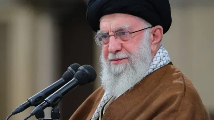 Ali Khamenei, líder supremo do irã, em discurso em junho de 2003, ao lado de imagem do aiatolá Ruhollah Khomeini — Foto: Atta Kenare / AFP