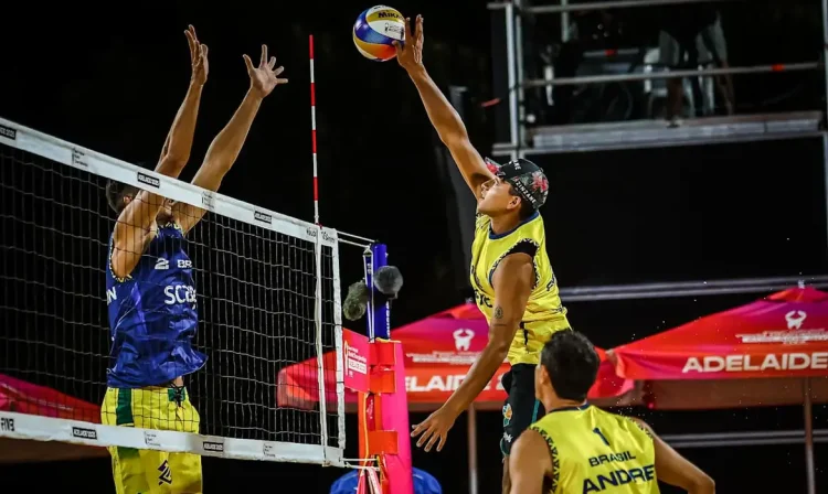 George e Saymon vencem duelo 100% brasileiro contra André e Renato na estreia do Mundial de vôlei de praia - em 14/11/2025