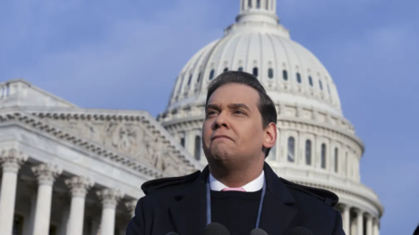 Deputado republicano George Santos na frente do Capitólio em Washington no dia 30 de novembro de 2023 / Foto: J. Scott Applewhite/AP