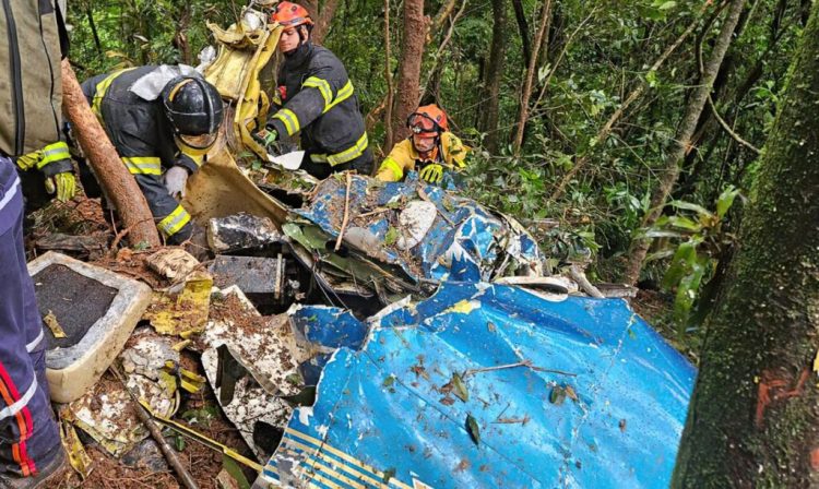 Um avião com duas pessoas a bordo caiu há pouco na divisa entre as cidades de Ribeirão Pires e Rio Grande da Serra, região do ABC paulista. Segundo informações do Corpo de Bombeiros, a aeronave caiu na Rua Teresinha Arnone Cateluci, no bairro Pedreira, às 10h07. A prefeitura de Ribeirão Pires informa que duas pessoas estavam a bordo. Foto: Bombeiros PMESP/Divulgação