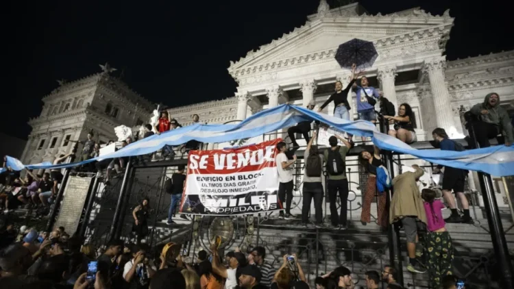 Protesto nas ruas de Buenos Aires, na Argentina, contra medidas econômicas do governo Javier Milei. Foto: Matias Baglietto/NurPhoto via Getty Images