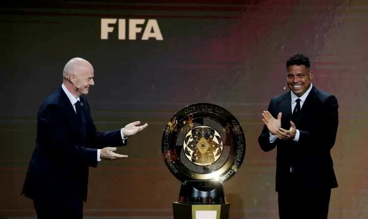 Soccer Football - Club World Cup - Draw - Miami, Florida, United States - December 5, 2024 FIFA president Gianni Infantino and Ronaldo unveil the trophy before the draw REUTERS/Brian Snyder     TPX IMAGES OF THE DAY